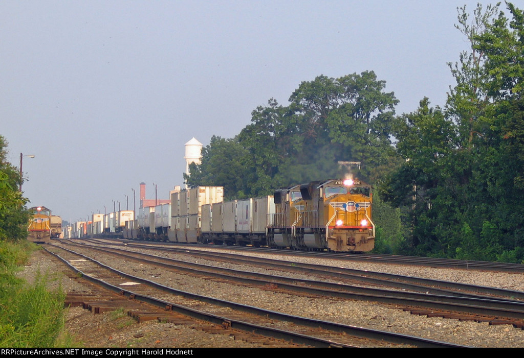 UP 4767 leads NS train 214 northbound